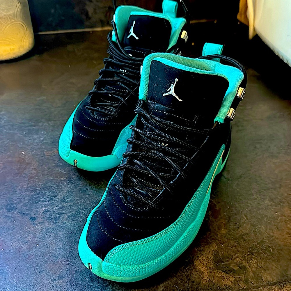 Size.5.5y Jordan 12 hyper jade like new